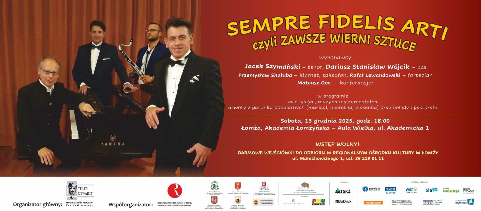 Plakat koncertu „Sempre Fidelis Arti czyli Zawsze Wierni Sztuce”. W tle czerwona kotara, na pierwszym planie fortepian Yamaha i cztery osoby w eleganckich strojach, jedna trzyma klarnet. Po prawej stronie informacje: „Sobota, 13 grudnia 2025, godz. 18.00, Łomża, Akademia Łomżyńska, Aula Wielka, ul. Akademicka 1. Wstęp wolny! Darmowe wejściówki w Regionalnym Ośrodku Kultury w Łomży, ul. Małachowskiego 1, tel. 86 219 01 11”. Na dole logotypy organizatorów.
