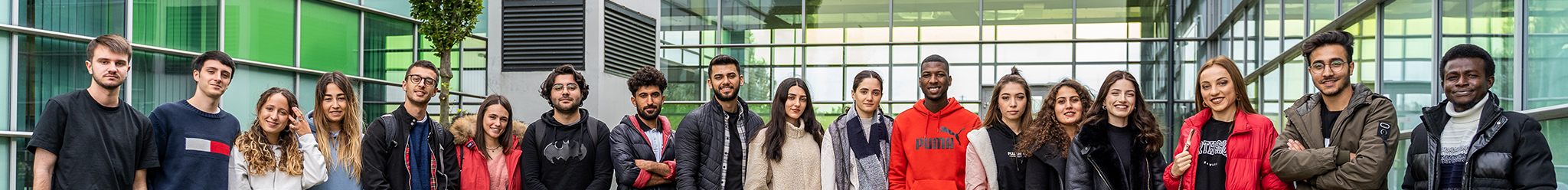 Studenci Erasmus+ przed budynkiem uczelni