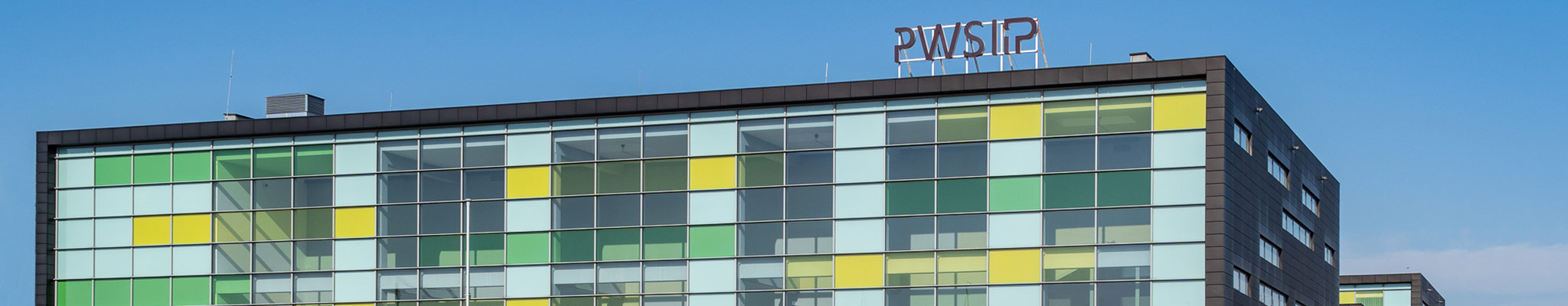 Widok na budynek uczelni przy Akademickiej 1