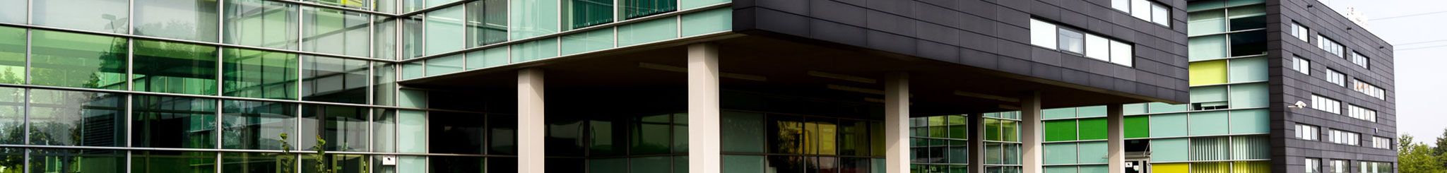 Oszklony budynek uczelni przy Akademickiej 1